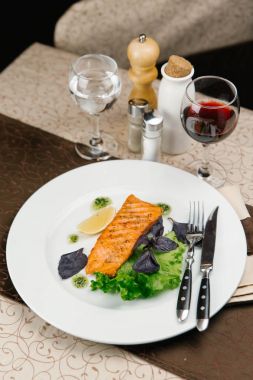 Balık salata yaprakları ve limon ile