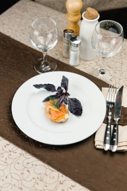 Bruschetta balık ve fesleğen yaprakları