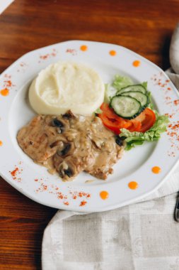 Et, patates ve salata