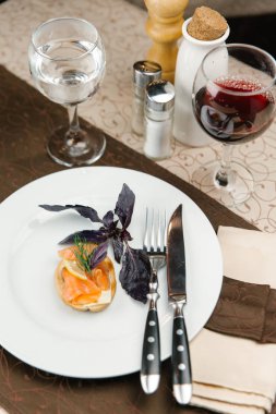 Bruschetta balık ve fesleğen yaprakları