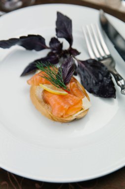 Bruschetta balık ve fesleğen yaprakları