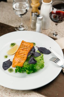 Balık salata yaprakları ve limon ile