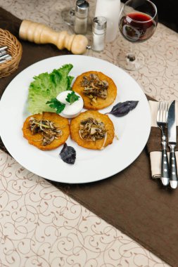 mantar beyaz plaka üzerinde patates pancakes