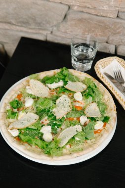 Tavuk, yumurta ve vagetables lezzetli pizza