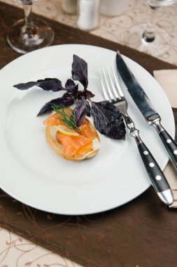 Bruschetta balık ve fesleğen yaprakları