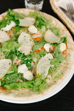 Tavuk, yumurta ve vagetables lezzetli pizza