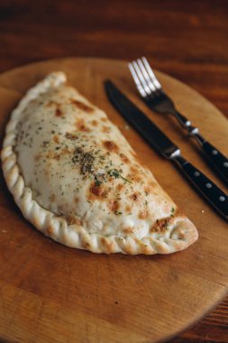 Pizza calzone ahşap tahta üzerinde