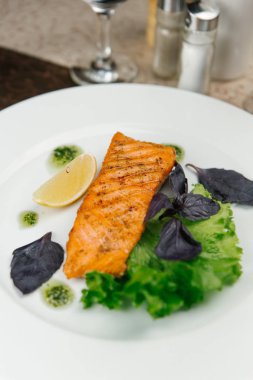 Balık salata yaprakları ve limon ile