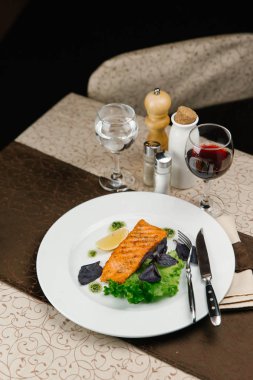 Balık salata yaprakları ve limon ile