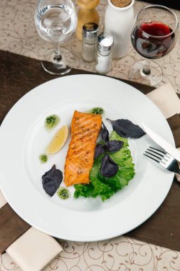 Balık salata yaprakları ve limon ile