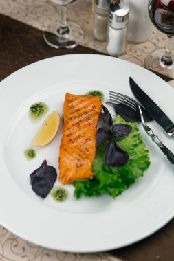 Balık salata yaprakları ve limon ile