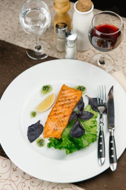 Balık salata yaprakları ve limon ile