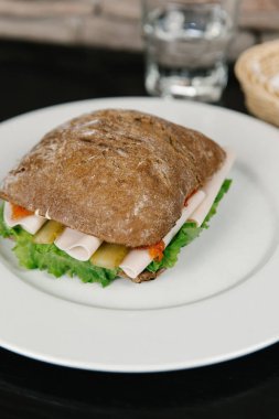 Jambonlu ve sebzeli sandviç