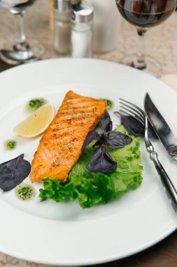 Balık salata yaprakları ve limon ile