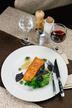 Balık salata yaprakları ve limon ile