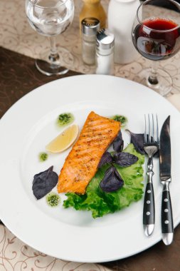 Balık salata yaprakları ve limon ile