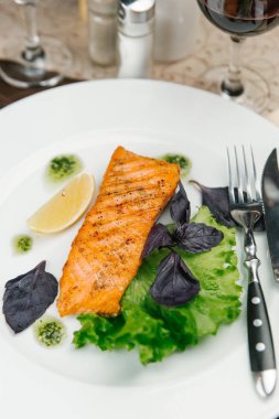 Balık salata yaprakları ve limon ile