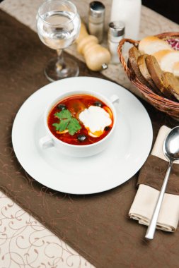 Et çorbası ile zeytin ve ekşi krema