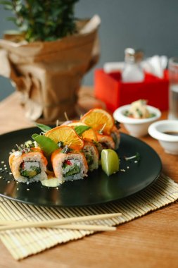 Rulo ile somon ve philadelphia peynir