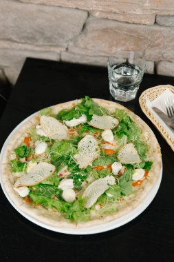 Tavuk, yumurta ve vagetables lezzetli pizza