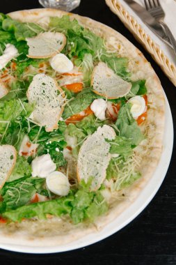 Tavuk, yumurta ve vagetables lezzetli pizza