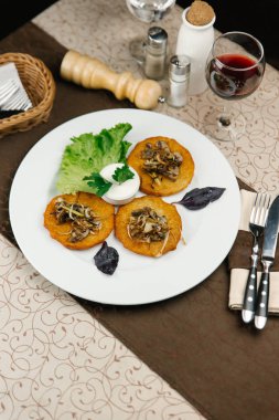 Patatesli gözleme ve mantar.