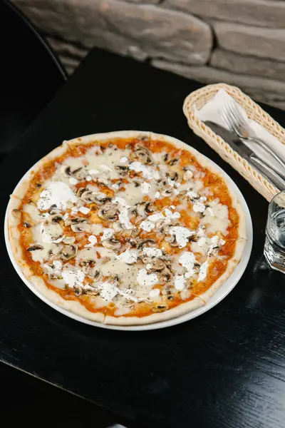 Sabrosa pizza con champiñones y salsa blanca —  Fotos de Stock