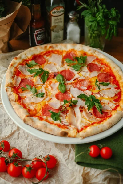 Leckere Fleischpizza — Stockfoto