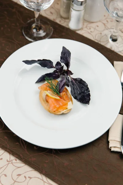 Bruschetta con hojas de pescado y albahaca —  Fotos de Stock