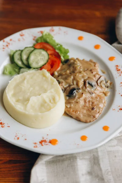 Carne, patatas y ensalada — Foto de Stock