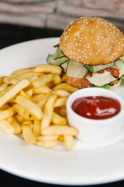 Amerikaanse hamburger met frietjes — Stockfoto