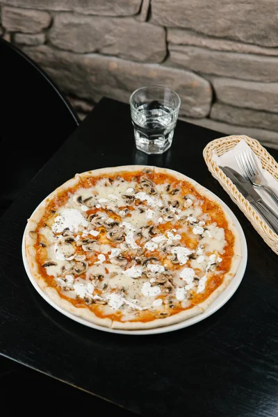 Sabrosa pizza con champiñones y salsa blanca —  Fotos de Stock