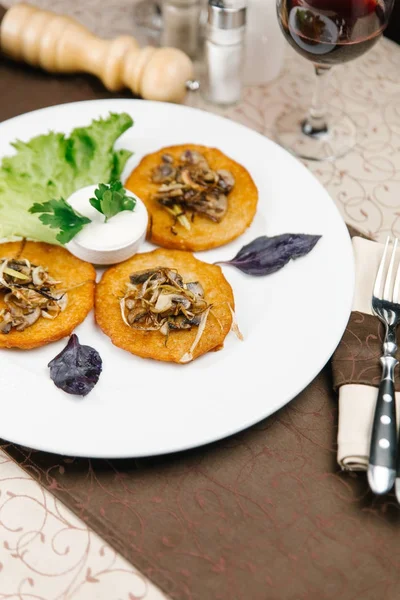 버섯이 있는 감자 팬케이크 — 스톡 사진