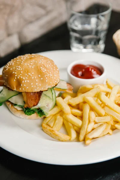 Amerikaanse hamburger met frietjes — Stockfoto