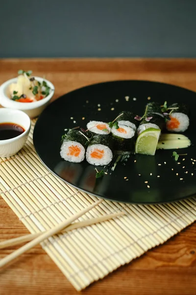 Einfache Brötchen mit Lachs — Stockfoto