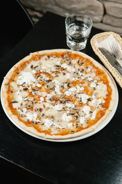 Sabrosa pizza con champiñones y salsa blanca —  Fotos de Stock