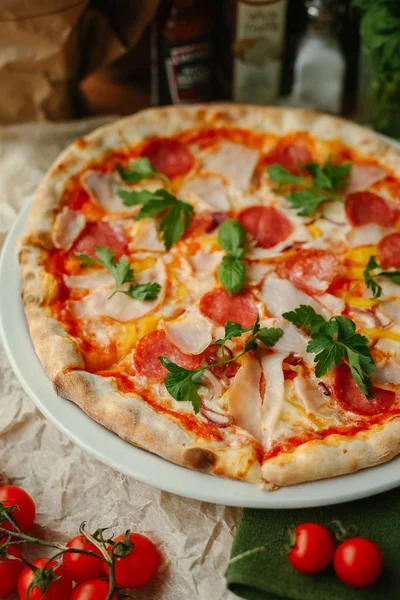 Leckere Fleischpizza — Stockfoto