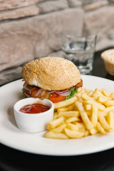 Hamburguesa americana con papas fritas — Foto de Stock