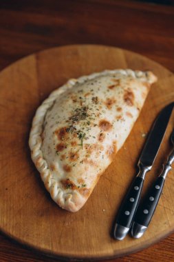 Pizza calzone ahşap tahta üzerinde