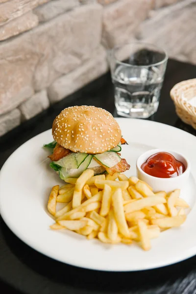 Hamburguesa americana con papas fritas — Foto de Stock