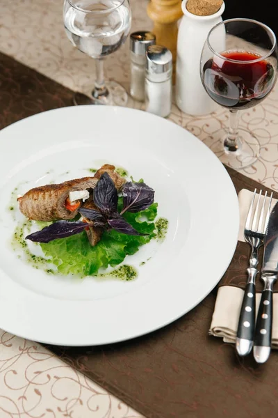 Putenbrust mit Salat — Stockfoto