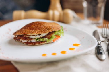 Jambonlu ve sebzeli sandviç