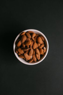 Badem kase koyu arka plan üzerinde