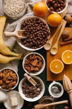 Farklı fındık, meyve, çikolata kase masada