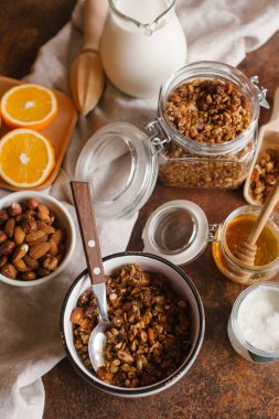 Kahvaltı için taze turuncu granola