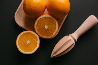 Koyu arka plan bir suyu olmaya hazır üzerinde olgunlaşmış taze portakal