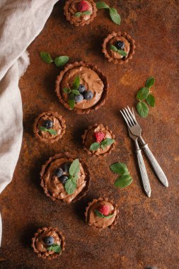 Çikolatalı Krema ve taze çilek ile kahve kek