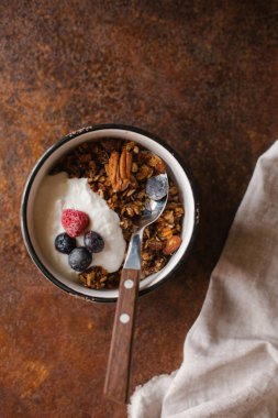 Kahvaltı için taze turuncu granola