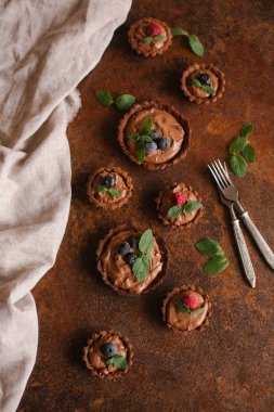 Çikolatalı Krema ve taze çilek ile kahve kek