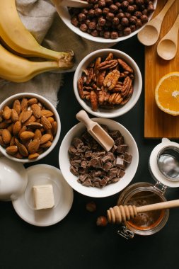 Farklı fındık, meyve, çikolata kase masada